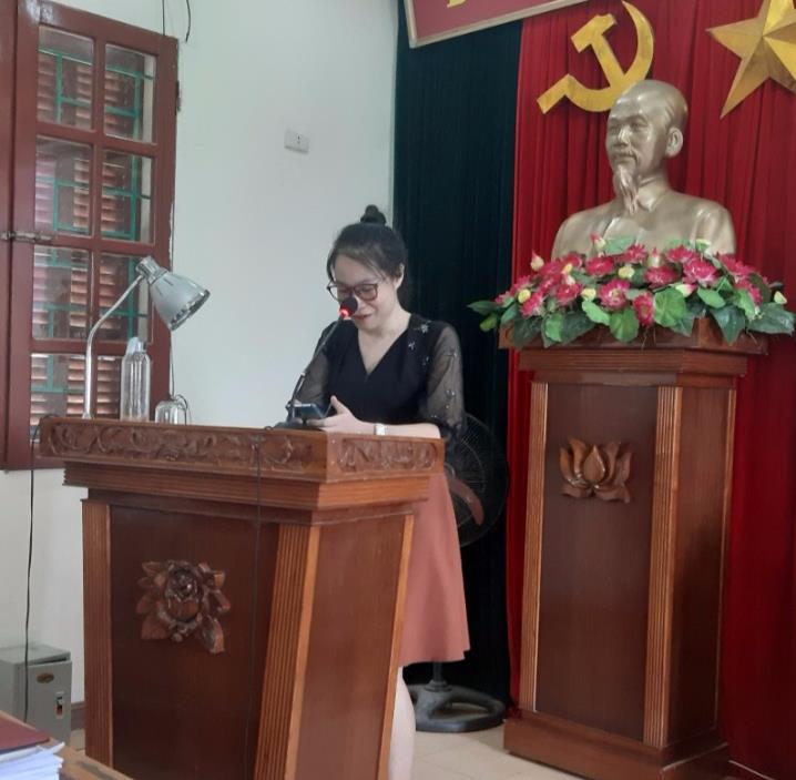 Cô giáo Vũ Thị Tỉnh làm MC chúc mừng sinh nhật tháng 6